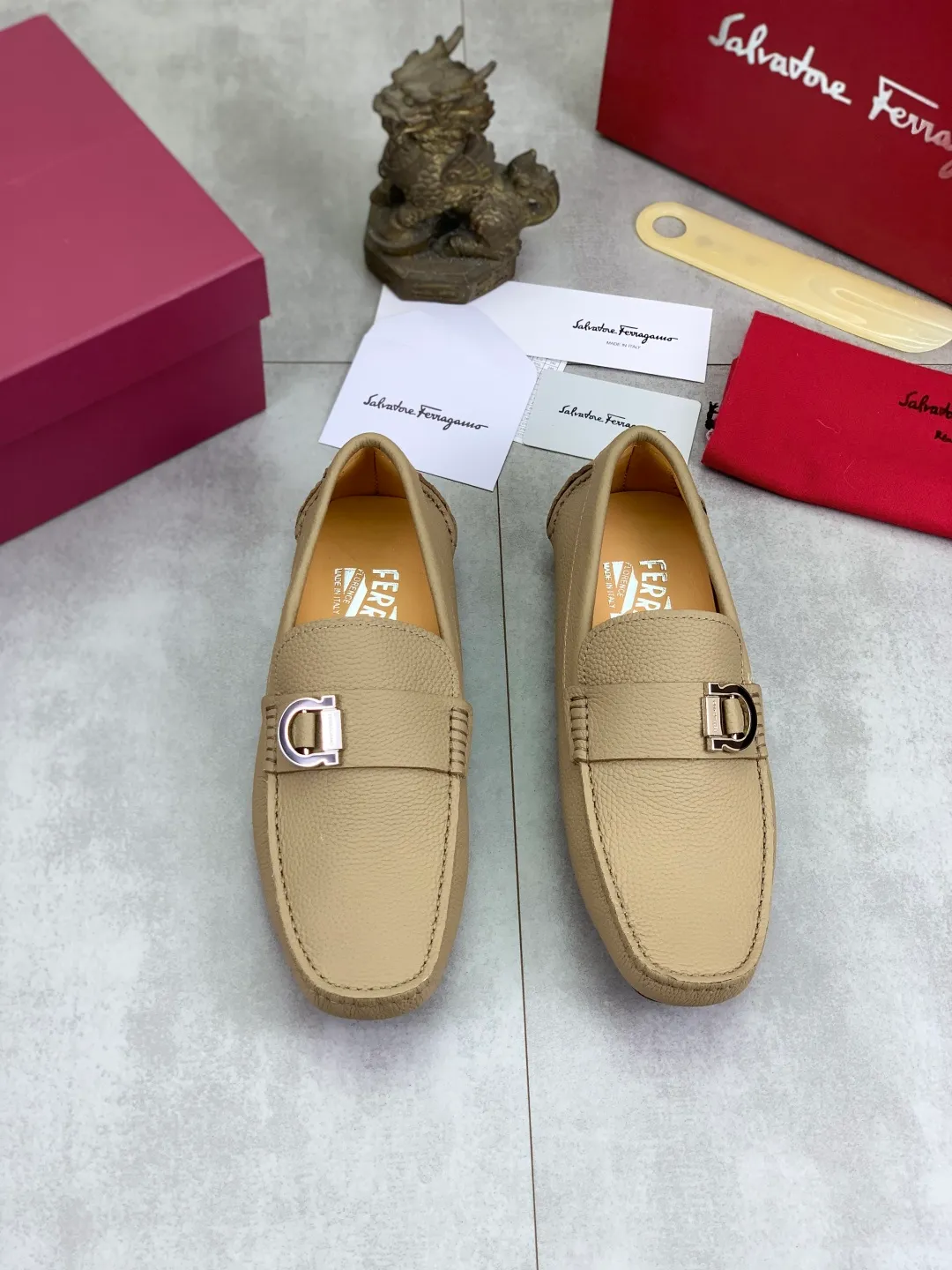 Men's shoes 💰P542 New model, high quality [Ferragamo/Ferragamo] Latest lazy slip-on shoes Original imported calfskin, imported cowhide lining + original luxury metal buckle + original combination outsole Comparison without pressure Code number: 38-45